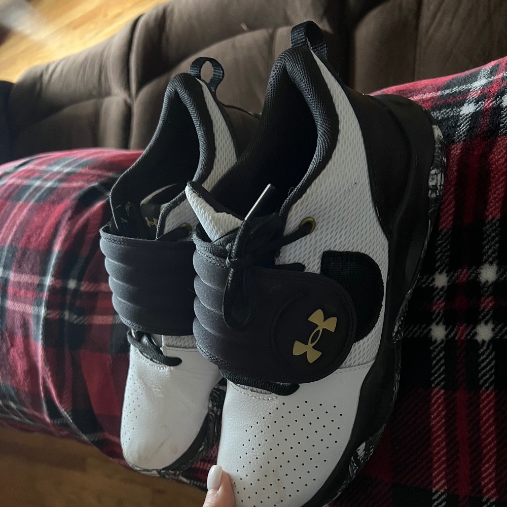 Boys 7Y white under armour shoes